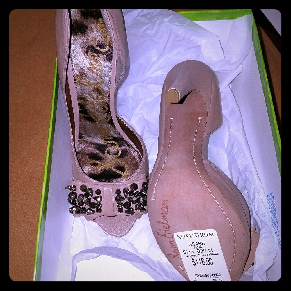Nude Peep toe pumps